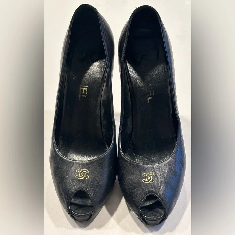 CHANEL G25723 Black Leather Peep-Toe Pumps - Interlocking CC Logo - Size 39